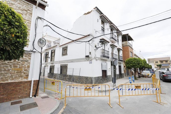 Archivo - Imágen de viviendas afectadas por los seísmos en Churriana de la Vega. Archivo.
