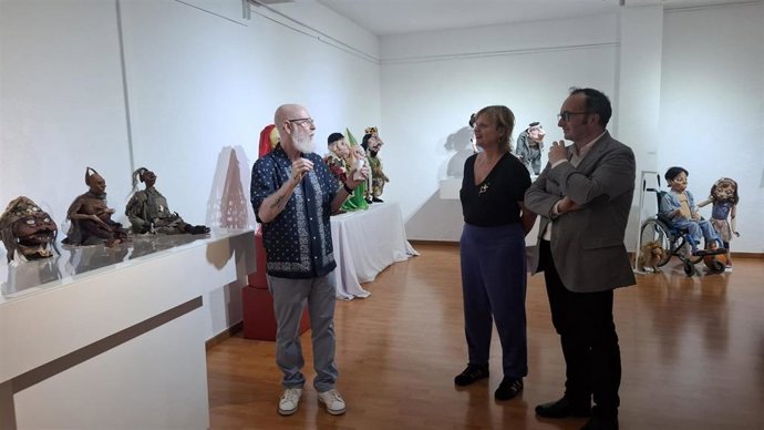 Ángel Calvente (i), junto a Violeta Hernández y José Ayala, en la exposición sobre El Espejo Negro.