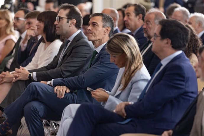 El presidente del Gobierno, Pedro Sánchez; el vicepresidente primero y ministro de Economía y Comercio, Carlos Cuerpo, y la vicepresidenta segunda y ministra de Trabajo y Economía Social, Yolanda Díaz