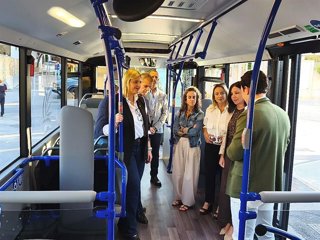 La delegada de Fomento y Movilidad de la Junta en Granada, Inmaculada Hernández, y el gerente del Consorcio de Transporte Metropolitano de Granada, César Díaz, asisten a la presentación de los nuevos autobuses híbridos.