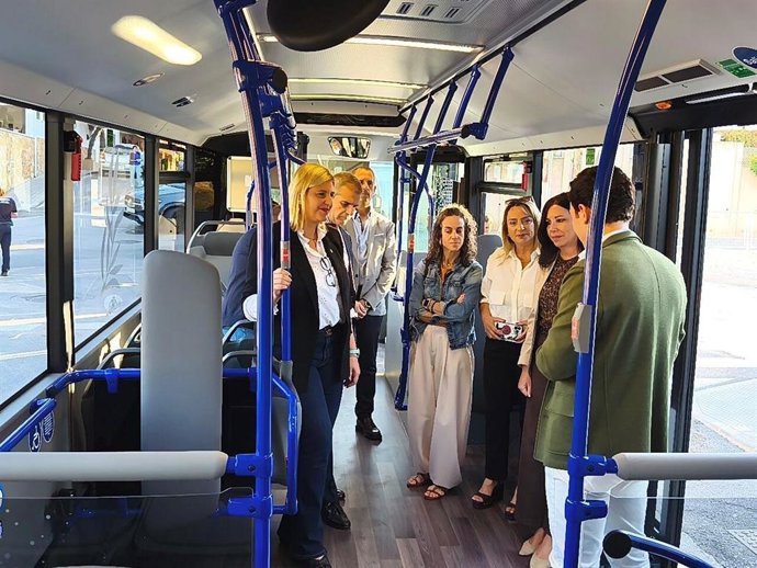 La delegada de Fomento y Movilidad de la Junta en Granada, Inmaculada Hernández, y el gerente del Consorcio de Transporte Metropolitano de Granada, César Díaz, asisten a la presentación de los nuevos autobuses híbridos.