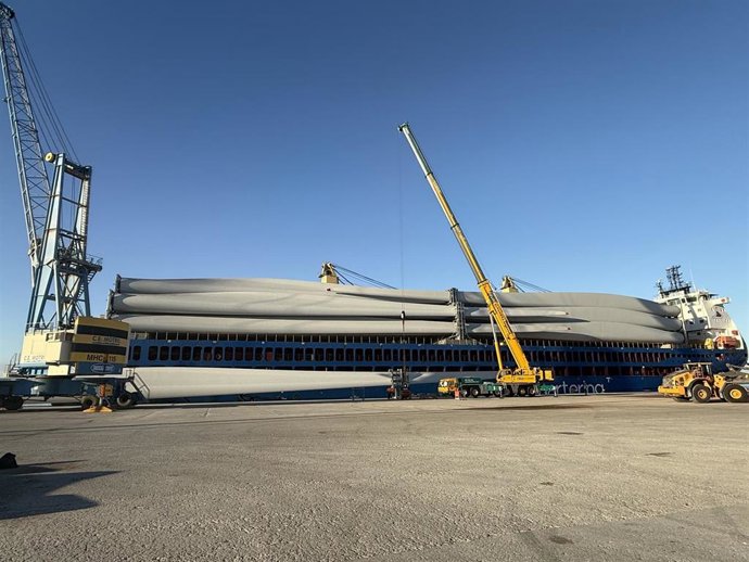 Operativa de mercancías especiales para la exportación en el Puerto de Motril.