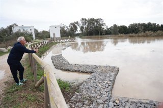 Archivo - Crecida del río Guadalete a su paso por la barriada de El Portal de Jerez en uno de los temporales.