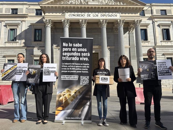 Igualdad Animal entrega más de 100.000 firmas en Congreso para exigir el fin de la "matanza" de pollitos macho en España.