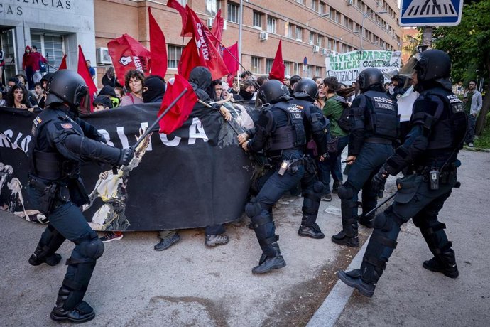 Cargas policiales durante una manifestación en el campus de Ciudad Universitaria, a 14 de octubre de 2026, en Madrid (España). 