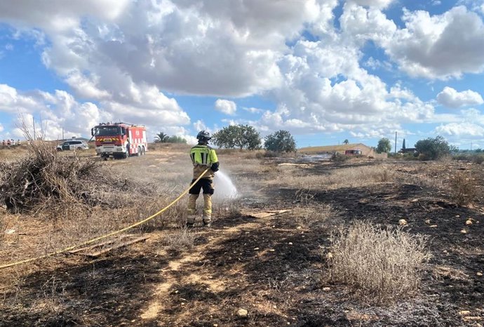 Bomberos apagando el incendio