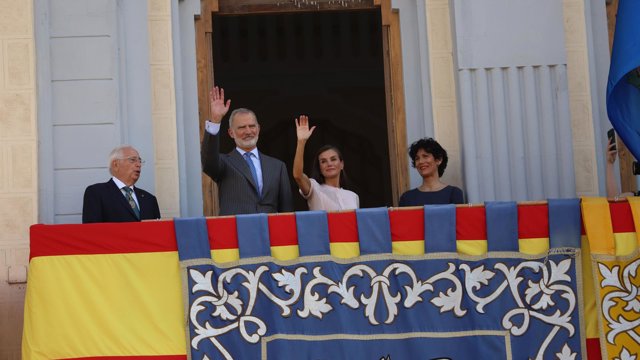 Los Reyes Felipe VI y Letizia, acompañados del presidente de Melilla, Juan José Imbroda (i) y la ministra de Inclusión, Seguridad Social y Migraciones y portavoz del Gobierno, Elma Saiz (d)