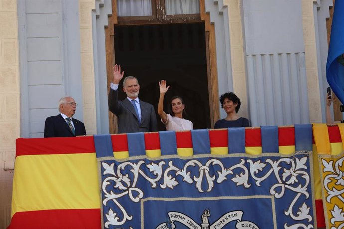 Los Reyes Felipe VI y Letizia, acompañados del presidente de Melilla, Juan José Imbroda (i) y la ministra de Inclusión, Seguridad Social y Migraciones y portavoz del Gobierno, Elma Saiz (d)
