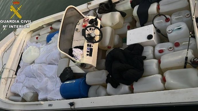 Galões de gasolina apreendidos em uma operação contra o contrabando de drogas por lanchas nas águas de Huelva