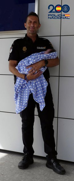 El agente que logró recuperar a la bebé