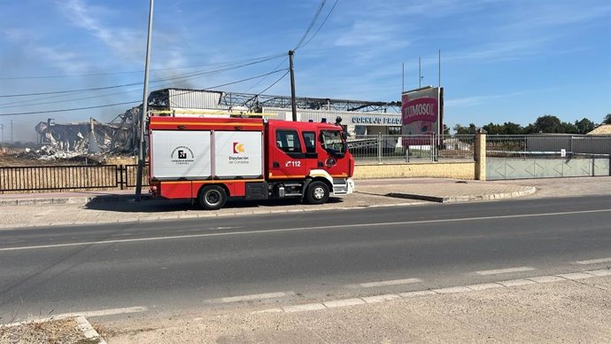 Camión de Bomberos frente a la nave incendiada.