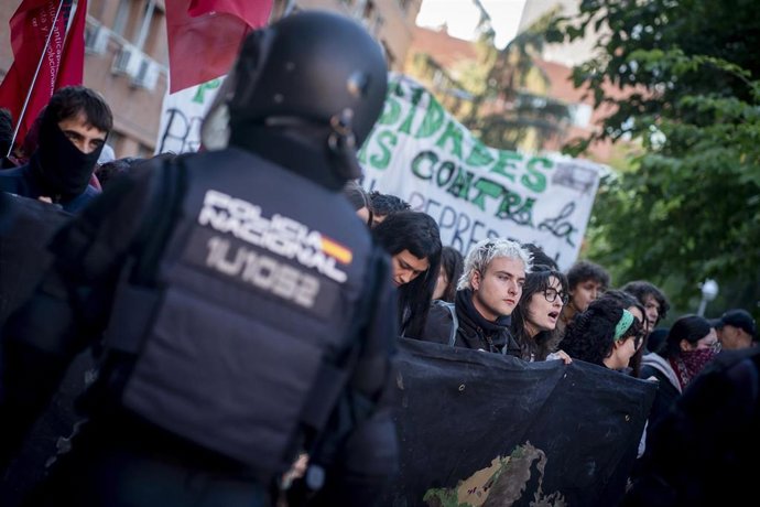 Varios alumnos se manifiestan en el campus de Ciudad Universitaria, a 14 de octubre de 2026, en Madrid (España). 