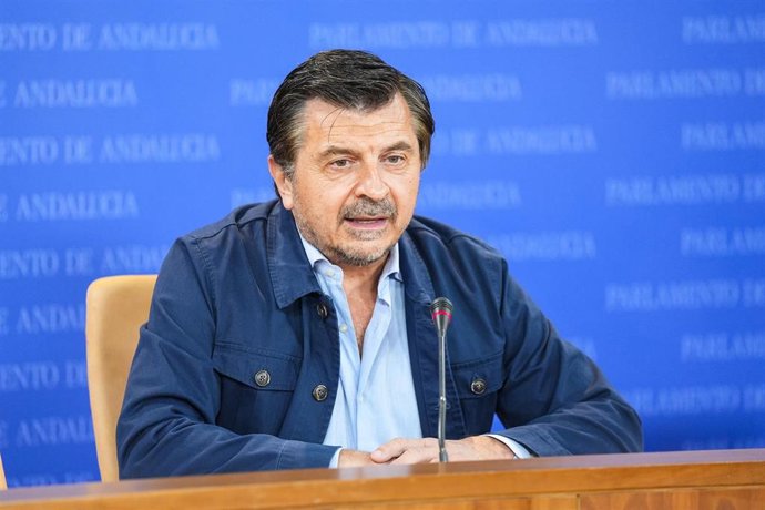 El portavoz del Grupo Parlamentario Popular, Toni Martín, durante la ronda de ruedas de prensa de portavoces de los grupos parlamentarios en el Parlamento de Andalucía. A 14 de octubre de 2026 en Sevilla (Andalucía, España). Los portavoces de los grupos p