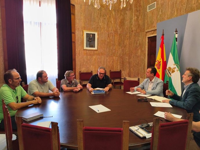 Reunión de miembros de COAG con el subdelegado de Gobierno en Almería, José María Martín.