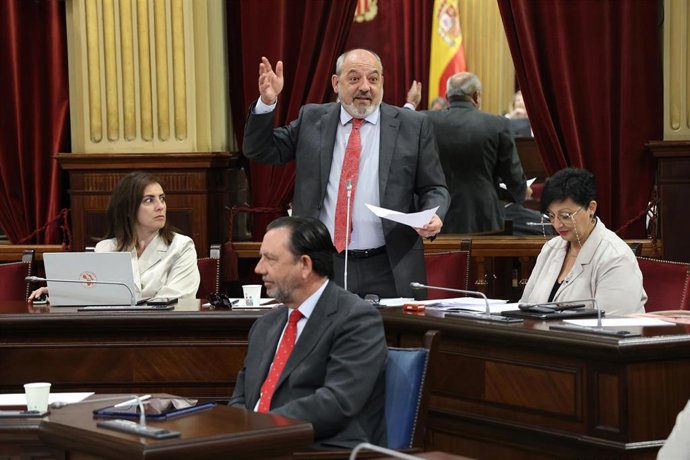 Archivo - El diputado de VOX Sergio Rodríguez, durante una sesión de control al Govern balear, a 20 de mayo de 2025, en Palma de Mallorca, Mallorca, Baleares (España).