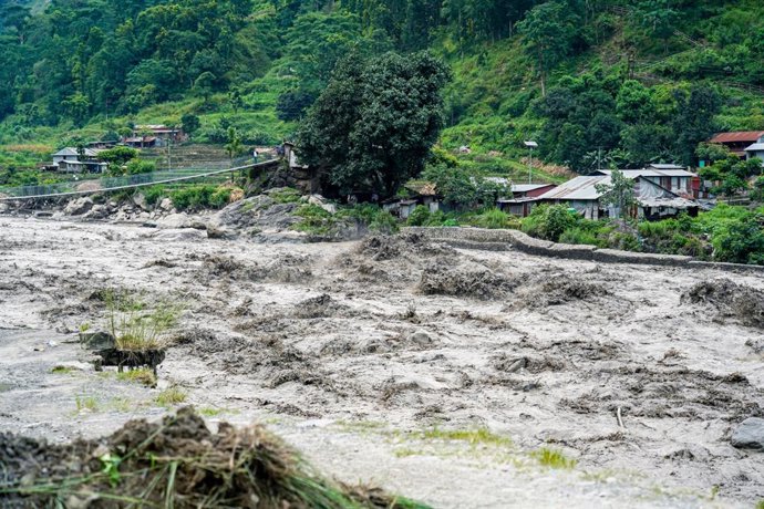Archivo - Paso de la avalancha producida por el colapso masivo en Langtang el 26 de agosto de 2026