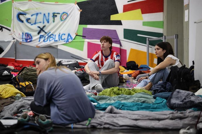 Varias personas durante un encierro con motivo de la huelga educativa, en la Facultad de Ciencias de la Información de la Universidad Complutense de Madrid, a 13 de octubre de 2026, en Madrid (España). 