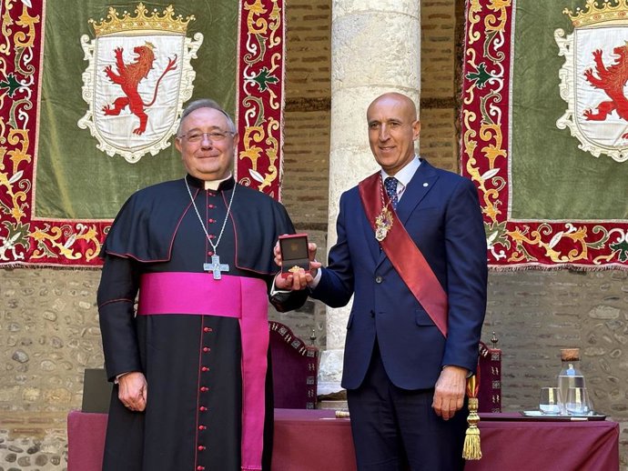 El alcalde de León, José Antonio Diez (derecha), hace entrega de la Medalla de Oro de la Ciudad al obispo de León, Luis Ángel de las Heras.