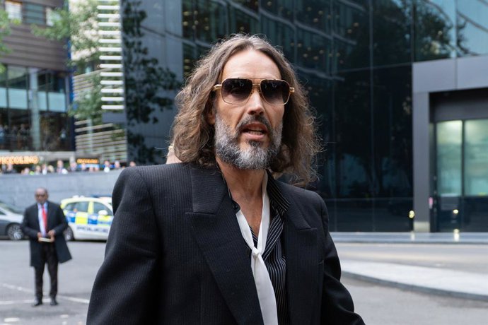 Russell Brand, calificado como uno depredador sexual "voraz", "despiadado y calculador" por la Fiscalía