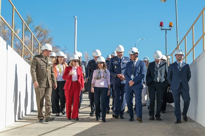 A ministra da Defesa visita a estação de satélites “Complexo de Comunicações do Espaço Profundo” (MDSCC) em Robledo de Chavela (Madri) e preside à cerimônia de entrega de condecorações ao pessoal que esteve presente durante os incêndios deste verão na Ser
