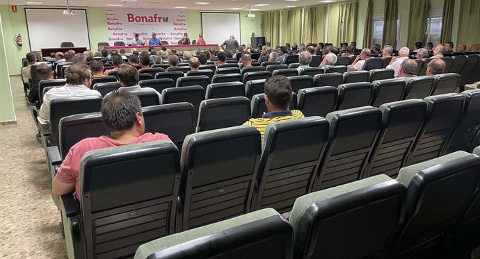 Archivo - Asamblea de agricultores del Condado de Huelva.
