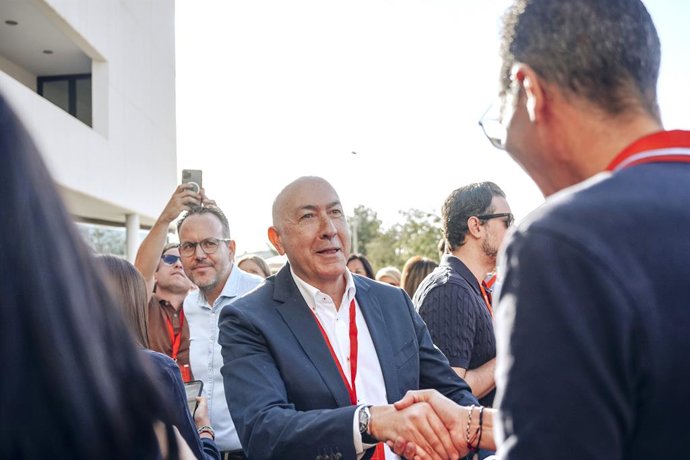 El secretari general del PSOE d'Elx, Alejandro Soler (c), saluda al seu homòleg a nivell provincial, Rubén Alfaro (d), durant la Conferència Política que el partit va celebrar al setembre en la Universitat d'Alacant (UA)