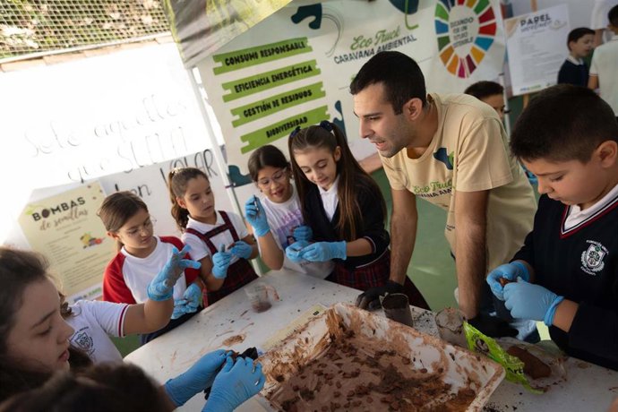 La caravana 'Eco Truck' a su paso por un centro educativo de Andújar