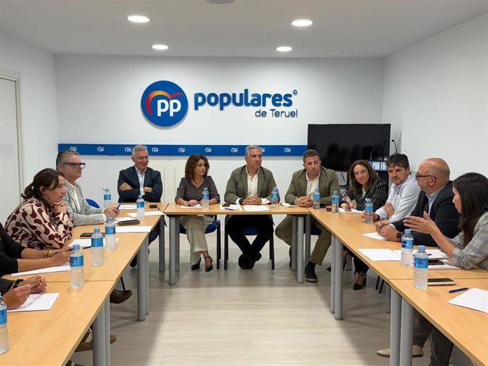El vicesecretario de Política Autonómica y Municipal y Análisis Electoral, Elías Bendodo, en un acto con comerciantes en Teruel.