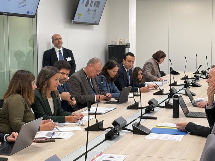 La conselleira do Mar, Marta Villaverde, con responsables de la Dirección General de Asuntos Marítimos y Pesca (DG MARE)