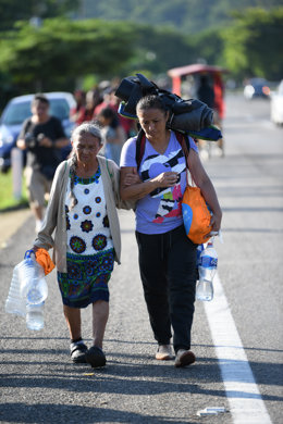 Archivo - 31 October 2023, Mexico. The group of migrants set out from the village of Alvaro Obregon and continues along the side of a highway in hopes of reaching the United States. Photo: Isaac Guzman/dpa