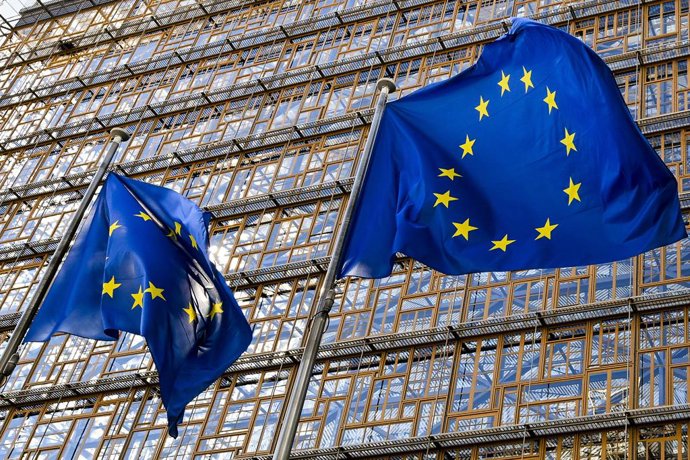 Archivo - Banderas de la UE frente al edificio Europa, sede del Consejo Europeo y del Consejo de la UE