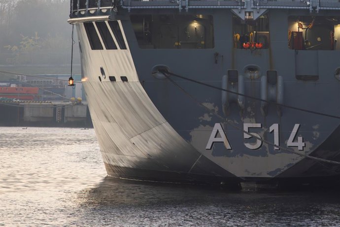 Archivo - Arquivo - 8 de novembro de 2025, Gdańsk, Pomerânia, Polônia: Vista da popa do navio de guerra alemão FGS Werra, com o número lateral A 514 visível ao nascer do sol, atracado no cais de Gdańsk. A embarcação é utilizada para apoio logístico e oper