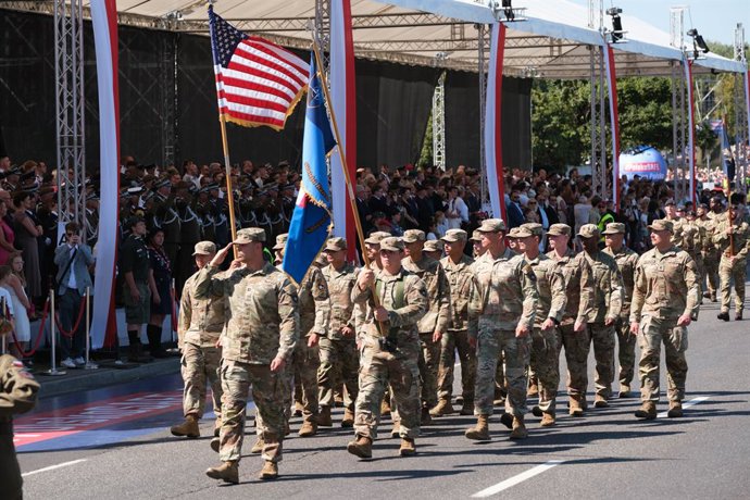 Archivo - August 15, 2026, Warsaw, Masovian Voivodeship, Poland: American troops march along Wislostrada highway in Warsaw during a military parade held annually on Polish Armed Forces Day. This year's parade was Poland's largest ever, with over 2,000 sol