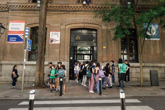 Alumnos a la salida de un instituto durante la primera jornada de huelga educativa indefinida, a 14 de octubre de 2026, en Madrid (España).