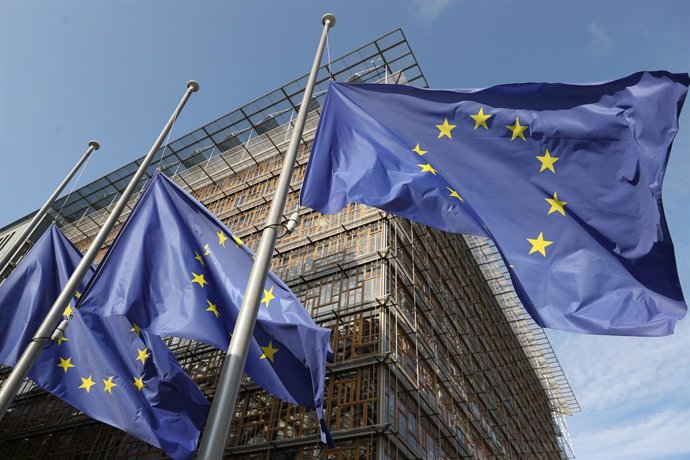 Archivo - Arquivo - Bandeiras da UE em sinal de luto em frente ao edifício Europa, sede do Conselho Europeu e do Conselho da UE