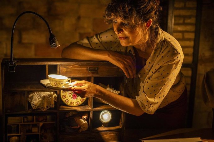 La creadora escénica y actriz Ana Ulloa durante una representación del espectáculo teatral 'Objetuario'.