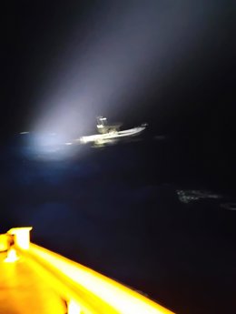 Salvamento Marítimo durante el rescate de dos tripulantes de una embarcación semirrigida que se hundía en aguas de Maspalomas, en Gran Canaria