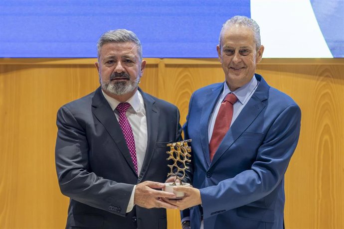 El presidente de Aiqbe, Juan del Olmo, entrega el reconocimiento al catedrático de Ingeniería de Sistemas y Automática de la Universidad de Huelva (UHU) José Manuel Andújar.