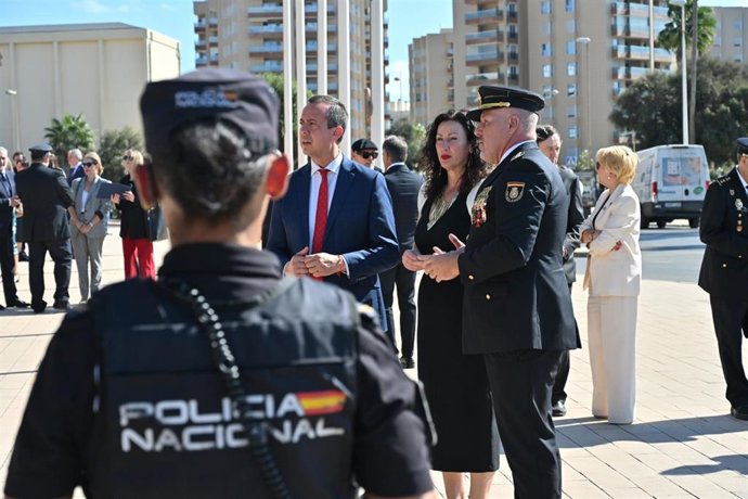 La alcaldesa de Almería, María del Mar Vázquez, durante los actos conmemorativos del Día de la Policía y la festividad de los Santos Ángeles Custodios en la capital.