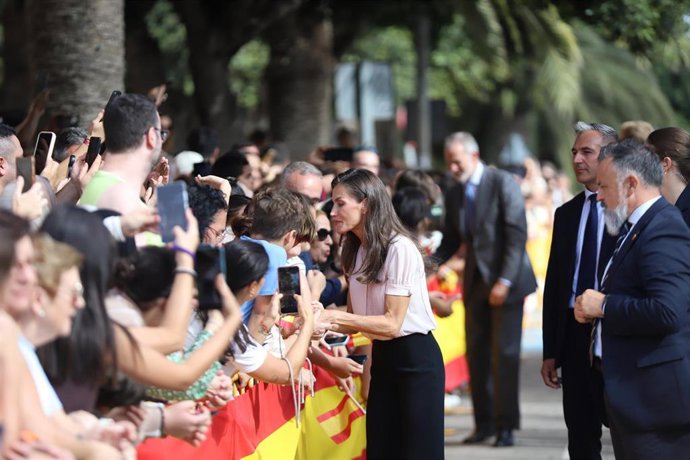 Los Reyes Felipe VI y Letizia durante una visita al Colegio de Educación Infantil y Primaria Pintor Eduardo Morillas, a 14 de octubre de 2026, en Melilla (España). Los Reyes realizan la que es su primera visita oficial a Melilla y donde han recibido una a