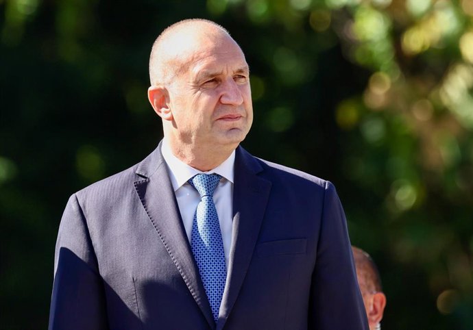 Archivo - BULGARIA, SOFIA - SEPTEMBER 4, 2026: Bulgaria's Prime Minister Rumen Radev attends a wreath laying ceremony at the Monument to the Unknown Soldier. The ceremony was attended by Slovakia's PM Fico