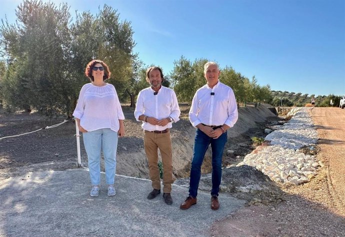 El delegado territorial de Sostenibilidad y Medio Ambiente de la Junta de Andalucía, Daniel García-Ibarrola (centro), junto al alcalde de Fernán Núñez, Alfonso Alcaide, en su visita.