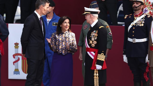 (I-D) El presidente del Gobierno, Pedro Sánchez; la ministra de Defensa, Margarita Robles, y el Jefe del Estado Mayor de Defensa (JEMAD), Teodoro Esteban López Calderón, durante el acto solemne de homenaje a la bandera nacional y desfile militar por el 12