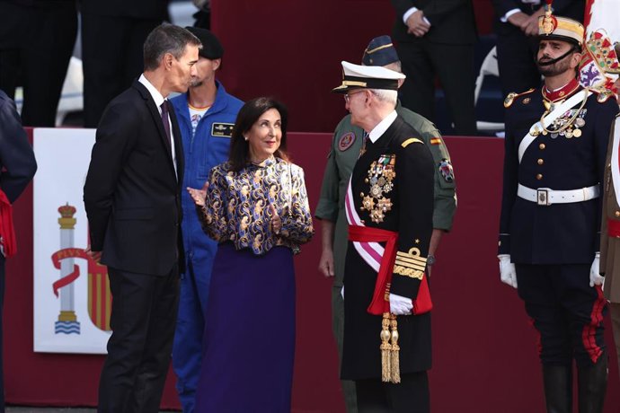 (I-D) El presidente del Gobierno, Pedro Sánchez; la ministra de Defensa, Margarita Robles, y el Jefe del Estado Mayor de Defensa (JEMAD), Teodoro Esteban López Calderón, durante el acto solemne de homenaje a la bandera nacional y desfile militar por el 12