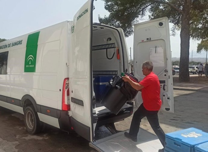 Archivo - Imagen de archivo de una unidad móvil para colectas de sangre.