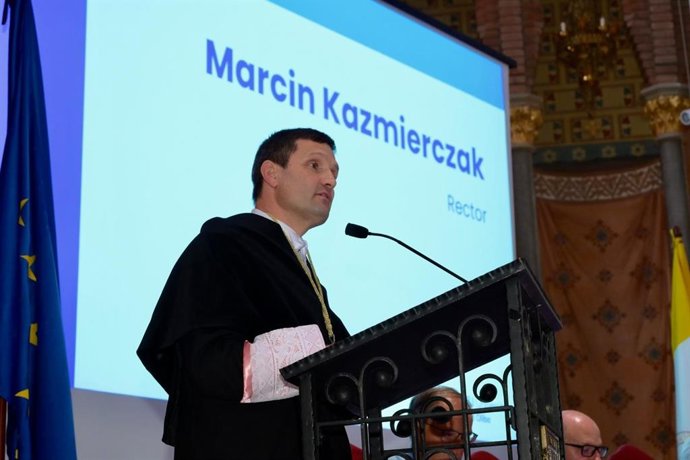 El rector de la CEU UAO, Marcin Kazmierczak, en el acto