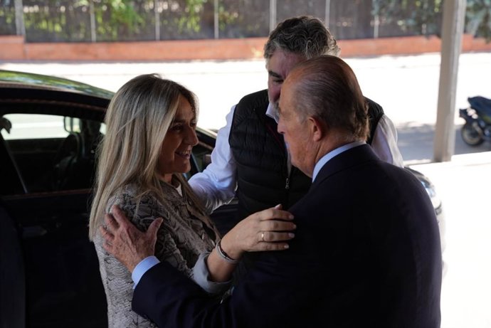La ministra Milagros Tolón recibe a las selecciones de hockey tras las medallas de plata mundialistas.