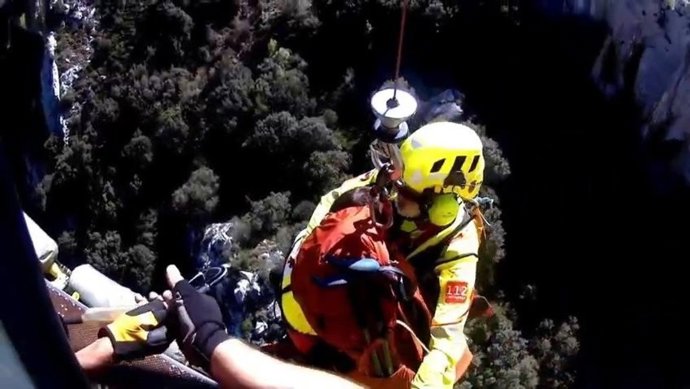 Rescatado en helicóptero un senderista enriscado en Cabañes