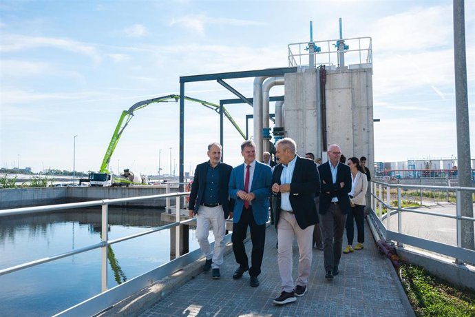 El director de la Agència Catalana de l'Aigua (ACA), Josep Lluís Armenter, durante su visita a la planta de Aitasa en Vila-seca (Tarragona)