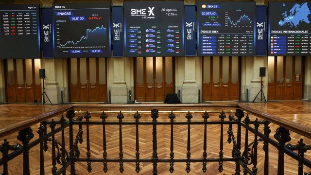 Archivo - Pantalla con datos del Ibex, en el Palacio de la Bolsa de Madrid.